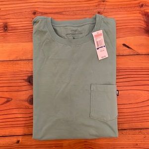 NWT Vineyard Vines mens tshirt